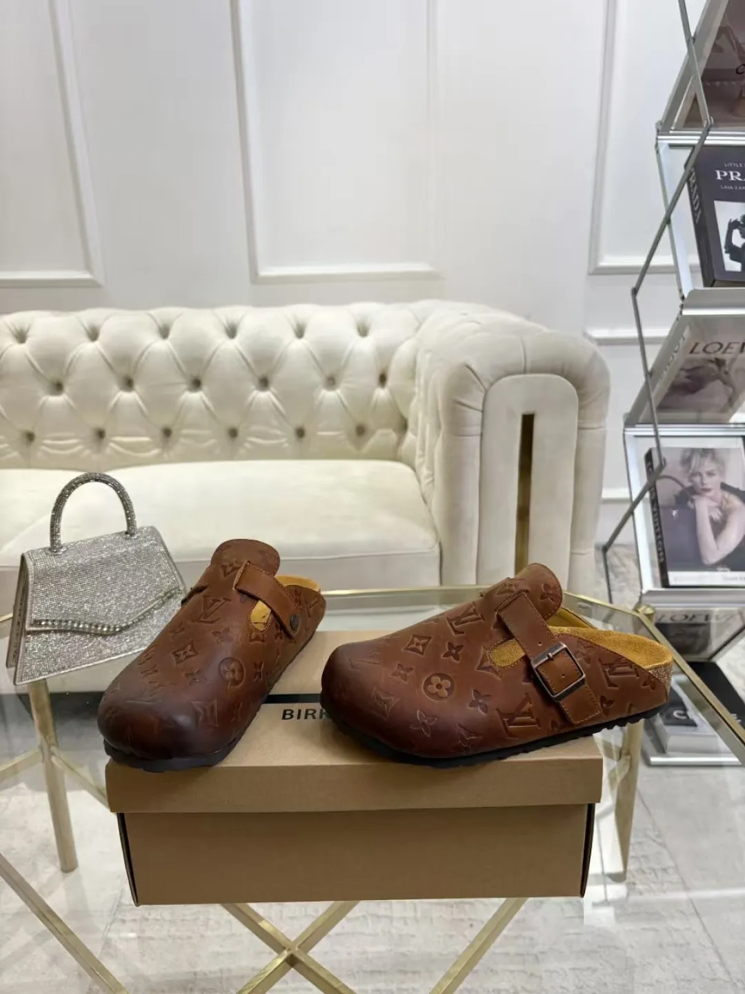 Women's p560 Men's p580 ✨ LV couple's toe-cap slippers | Full of high-end feel, you can walk with wind! ✨ This pair of LV classic toe-cap slippers is simply a "walking grass-planting machine"! Original three-dimensional embossed cowhide + cowhide fabric, the texture is high-end at first glance, and you will become a rich daughter/son in seconds ~💅 🌟 Why must you join TA? ✔️ Original embossed cowhide - clear texture but not cheap, classic presbyopia yyds ✔️ Belt buckle + metal logo - ecstatic control of details, exquisite to the heel! ✔️ Sheepskin lining + cushioned footbed - it feels like stepping on clouds ☁️, and you won’t feel tired when you go shopping~ ✔️ Non-slip rubber sole - walking is as stable as a mountain, and you are not afraid of slipping on rainy days!  👫 The best outfit for couples: Whether it’s shorts, T-shirts👕 or long skirts and suits👗, pairing these shoes with each other will immediately create a lazy and high-end atmosphere! Everyday outings/vacations, no matter what you shoot, it will look like a blockbuster📸🔥 The texture and foot feel that only the higher version can have, it is not a hit or a hit! Heartbeat is not as good as action. True love is true when both pairs are in pairs~💖 #LVcoupleslippers #高色综合 #好看不狠的 Feet #couples’ must-have